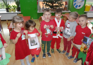 Dzieci prezentują ilustracje choinek